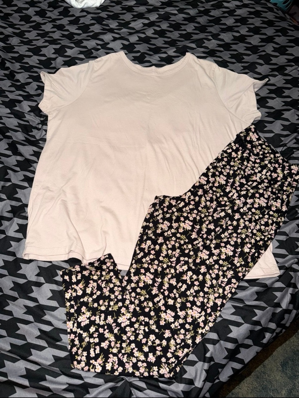 OUTFIT torrid Black Floral leggings with pockets and cream/pink classic tee